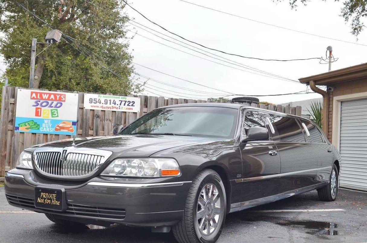 LINCOLN TOWN CAR 2006 1L1FM88W76Y605498 image